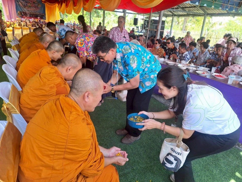 PLUS เข้าร่วมกิจกรรมวันสงกรานต์กับศูนย์การเรียนรู้ตำบลแพรกหนามเเดง อำเภออัมพวา จังหวัดสมุทรสงคราม